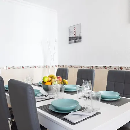 Classbnb - Three Spacious 150m From The Americas Promenade