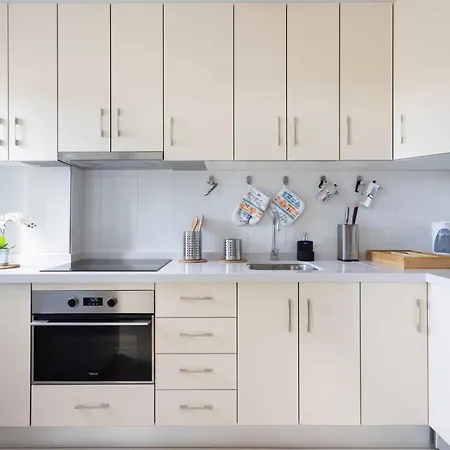 Three Spacious 150m From The Americas Promenade *