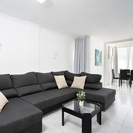 Classbnb - Three Spacious 150m From The Americas Promenade