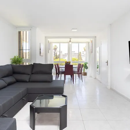 Classbnb - Three Spacious 150m From The Americas Promenade