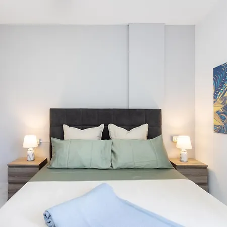 Three Spacious 150m From The Americas Promenade Lägenhet