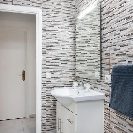 Three Spacious 150m From The Americas Promenade